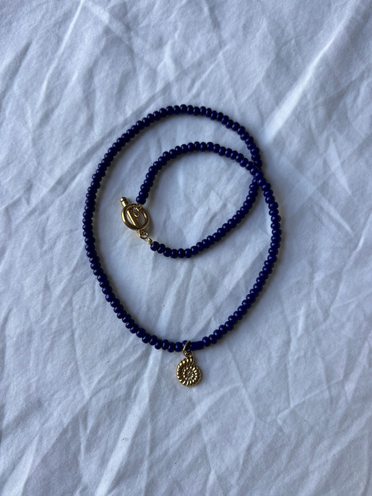 Ras de cou coquillage bleu roi